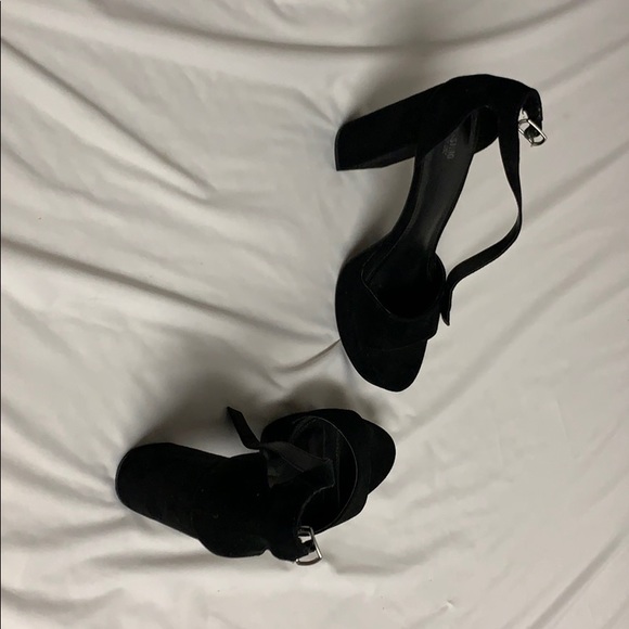 High heels - Picture 3 of 3